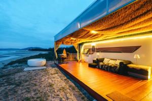 ein Hotelzimmer mit einem Bett und Meerblick in der Unterkunft Sterling seastar ที่พักติดชายหาด วิวทะเล 