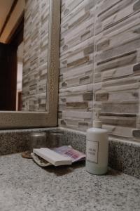 una bottiglia di sapone su un bancone in bagno di PURI DIBIA HOTEL a Kuta