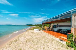 een rv op het strand naast de oceaan bij Sterling seastar ที่พักติดชายหาด วิวทะเล 