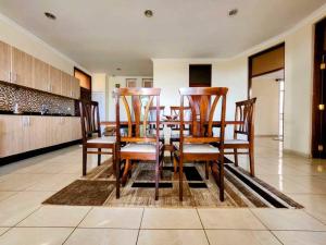 - une salle à manger avec une table et des chaises en bois dans l'établissement Apartment in a Gated Community, à Arusha