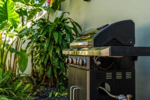 Ein Toaster ist oben drauf in der Unterkunft Villa moderne Manapany -Jacuzzi-Proximité mer in Saint-Joseph