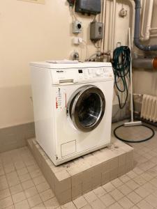 een wasmachine op een aanrecht in een kamer bij City Center Studio Pori in Pori