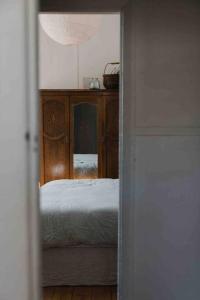 Un pat sau paturi într-o cameră la Thagg Haus - Charming Miners Cottage in Wonthaggi