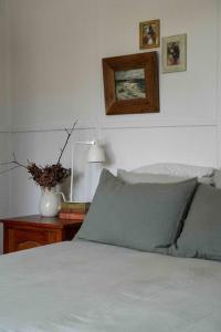 Un pat sau paturi într-o cameră la Thagg Haus - Charming Miners Cottage in Wonthaggi