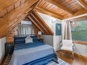 1 dormitorio con cama y techo de madera en Nolin Cabin Experience w/ Hot Tub, en Cub Run