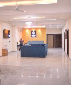 The lobby or reception area at Guru Dev Palace Hotel & Lawn,Ayodhya