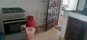 una cocina con una boca de incendios junto a una estufa en Coral Luxury homestay nyali-on coral drive en Mombasa