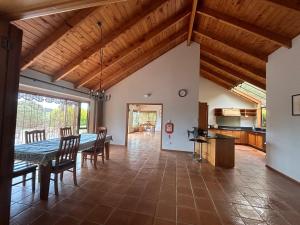 cocina y comedor con mesa y sillas en Rosie's Farmhouse, en Pukekohe East