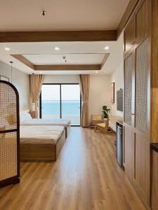 歸仁的住宿－TMS Quy Nhơn - Lee Xinh，一间卧室配有一张床和一台电视。