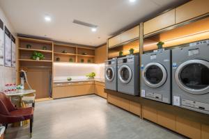 Cucina o angolo cottura di Echeng Hotel - Huawei Base Store in Shenzhen