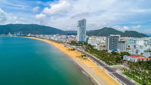 歸仁的住宿－TMS Quy Nhơn - Lee Xinh，享有海滩和建筑的空中景致
