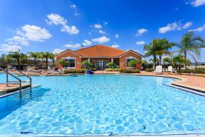 una gran piscina frente a una casa en 6 Bedroom 4,5 Baths Crystal Cove Resort 957 Eg, en Kissimmee