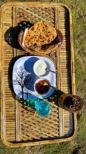 una cesta de picnic con un plato de comida en una mesa en Sari Highlands, en Sari