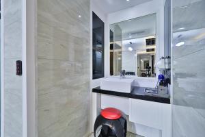 Bilik mandi di G&G Hotel