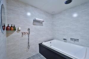 Bilik mandi di G&G Hotel