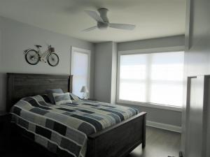 Postel nebo postele na pokoji v ubytování Beautiful New Construction In Surf City With Elevator