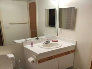 Gallery image of Perfect Location! Steps To The Sea, Sand And Pool-Oceanfront Condo! in Ship Bottom +5 photos