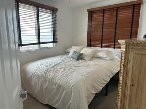 Katil atau katil-katil dalam bilik di Ocean Front 3 Bedroom 1 Bath 2Nd Floor With Great Ocean Views