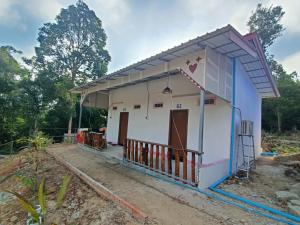 a house being constructed with a blue and white facade at Blue Zone Hostel in Kaôh Rŭng (3)