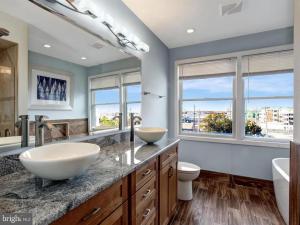 Gallery image of Beautiful Ocean Front Condo With Pool In Ship Bottom, in Ship Bottom +21 photos