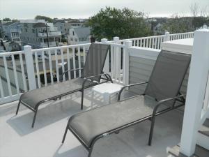 ビーチヘイブンにあるFabulous Condo With Bay Views!のバルコニーに座る椅子