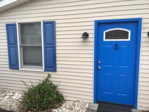une porte bleue et une fenêtre sur une maison dans l'établissement Super Cute!! Waterfront Lagoon In Beach Haven West!, à Manahawkin