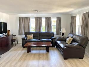 uma sala de estar com um sofá de couro e uma mesa em Amazing Home In Surf City With 3 Bedrooms, Internet And Wifi em Surf City