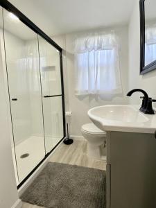 uma casa de banho com um chuveiro, um WC e um lavatório. em Amazing Home In Surf City With 3 Bedrooms, Internet And Wifi em Surf City