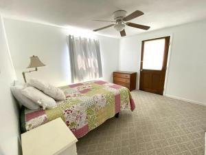 um quarto com uma cama e uma ventoinha de tecto em Amazing Home In Surf City With 3 Bedrooms, Internet And Wifi em Surf City