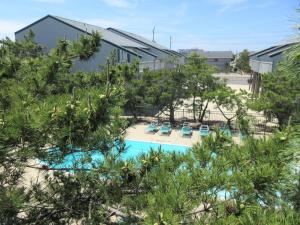 - une vue aérienne sur un complexe avec une piscine dans l'établissement Ocean Club Condo, Brant Beach, One Block To The Ocean!, à Brant Beach