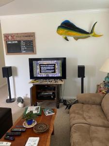 una sala de estar con un pez en la pared en Quiet Ocean Block Home In Barnegat Light!, en Waretown