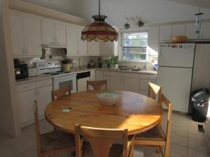 - une cuisine avec une table en bois et un bol dans l'établissement Lagoon Front Home In Harvey Cedars, à Harvey Cedars