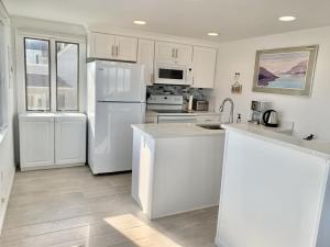 Afbeelding uit fotogalerij van 2Nd Floor Oceanfront Duplex in Beach Haven