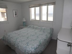 Afbeelding uit fotogalerij van 2Nd Floor Oceanfront Duplex in Beach Haven