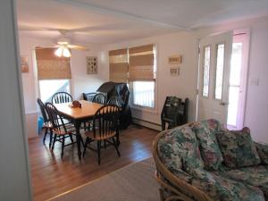 Afbeelding uit fotogalerij van Roomy Bayside Duplex- 2 Full Baths in Beach Haven