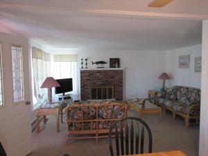 Afbeelding uit fotogalerij van Roomy Bayside Duplex- 2 Full Baths in Beach Haven