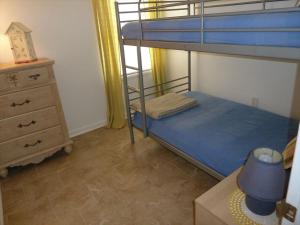 1 Schlafzimmer mit 2 Etagenbetten und einer Kommode in der Unterkunft Oceanside 3 Bedroom, 1 Bath Duplex - A Short Walk To The Beach! in Beach Haven Crest