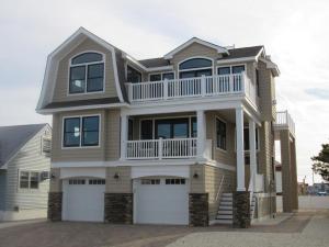 Cette grande maison dispose d'un balcon. dans l'établissement Fritchman 3864, à Surf City