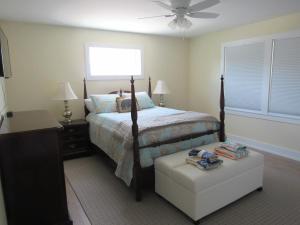 - une chambre avec un lit, une table et un ventilateur dans l'établissement Fritchman 3864, à Surf City