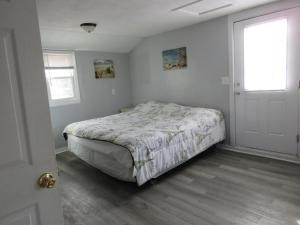 Ένα ή περισσότερα κρεβάτια σε δωμάτιο στο Pet Friendly Home In North Beach Haven On The Ocean Side Of The Boulevard