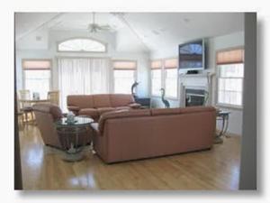 una sala de estar con un sofá y una mesa en One Off The Ocean With Incredible Views, en North Beach