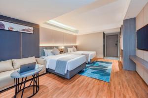 Postel nebo postele na pokoji v ubytování Shangpin Holiday Inn - Guangzhou New Baiyun International Airport Flagship Store