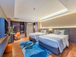 Postel nebo postele na pokoji v ubytování Shangpin Holiday Inn - Guangzhou New Baiyun International Airport Flagship Store