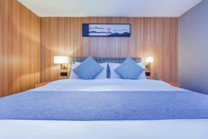 Postel nebo postele na pokoji v ubytování Shangpin Holiday Inn - Guangzhou New Baiyun International Airport Flagship Store