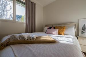 En eller flere senger på et rom på Cheerful 4-bedroom home with Park View