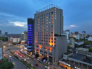 Pemandangan umum bagi Tongxiang atau pemandangan bandar yang diambil dari hotel