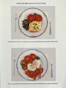dos fotos de un plato de comida con huevos y patatas en Tauranga Homestead Retreat en Tauranga