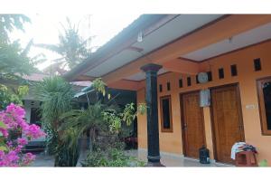 a house with some plants in front of it at SPOT ON 93524 Bagas Homestay in Lembuak