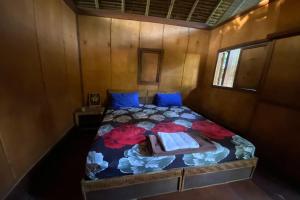 a bedroom with a bed in a small room at SPOT ON 93511 Rinjana Homestay in Tanjung