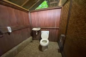 a small bathroom with a toilet and a sink at SPOT ON 93511 Rinjana Homestay in Tanjung